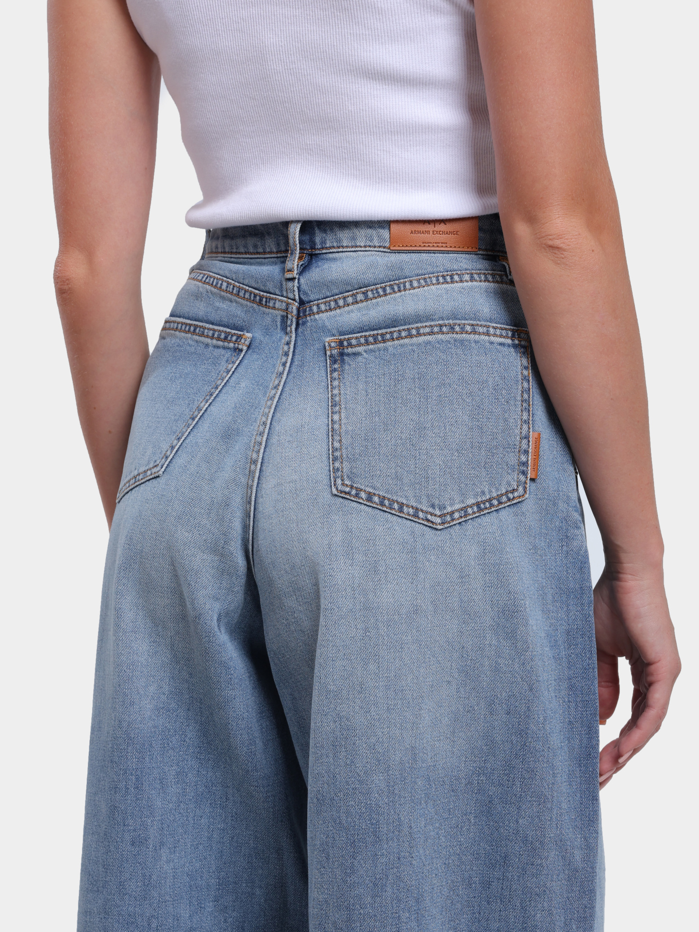 Джинсы Armani Exchange XW000137 AF12851 MB003 светло-синие женские — купить в интернет-магазине Verdistore