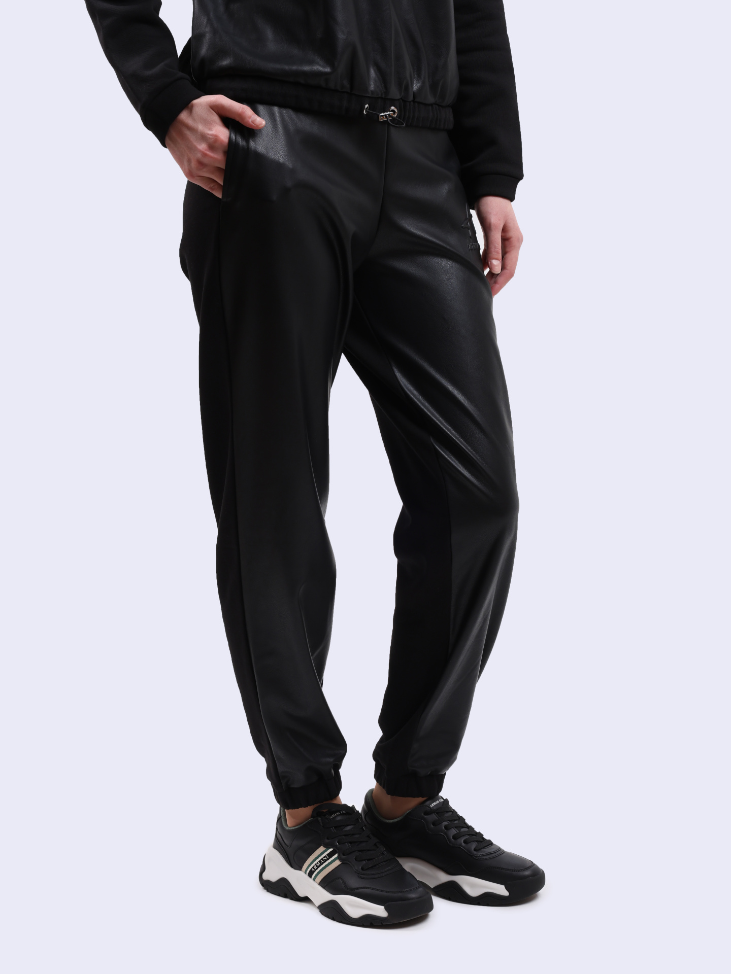 Брюки Armani Exchange 6DYP91 YJFLZ 1200 черные женские с кожаной вставкой — купить в интернет-магазине Verdistore