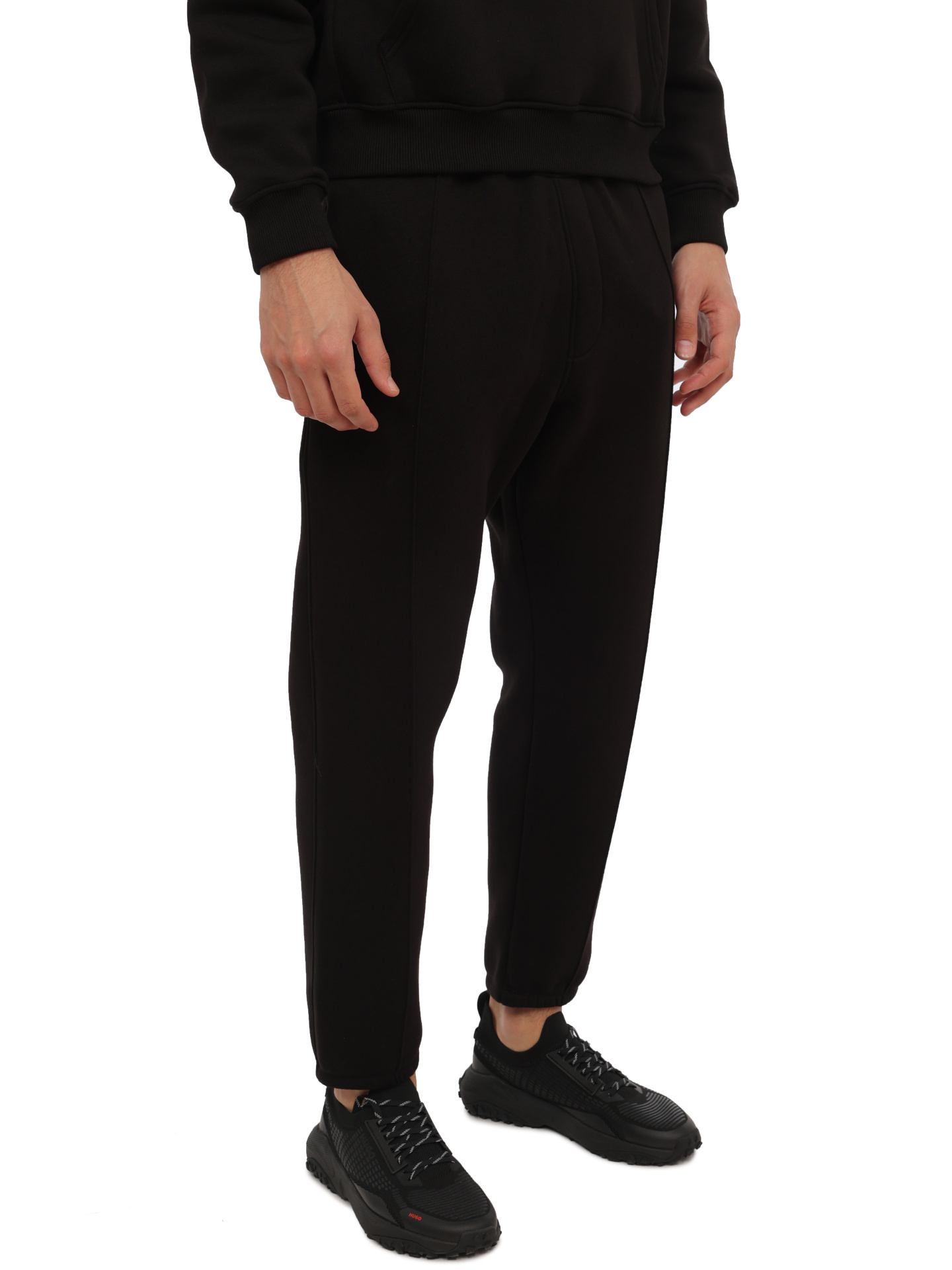 Брюки спортивные черные с нашитыми стрелками и логотипом под карманом — купить в интернет-магазине Verdistore