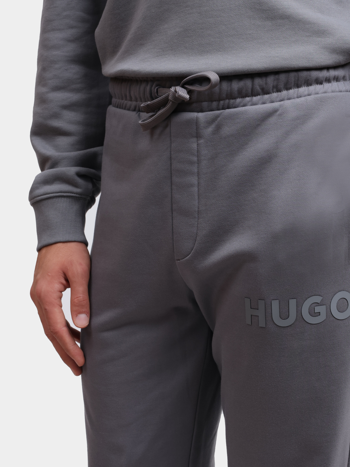 Брюки Hugo Dumrulo 50529110 серые мужские с логотипом — купить в интернет-магазине Verdistore