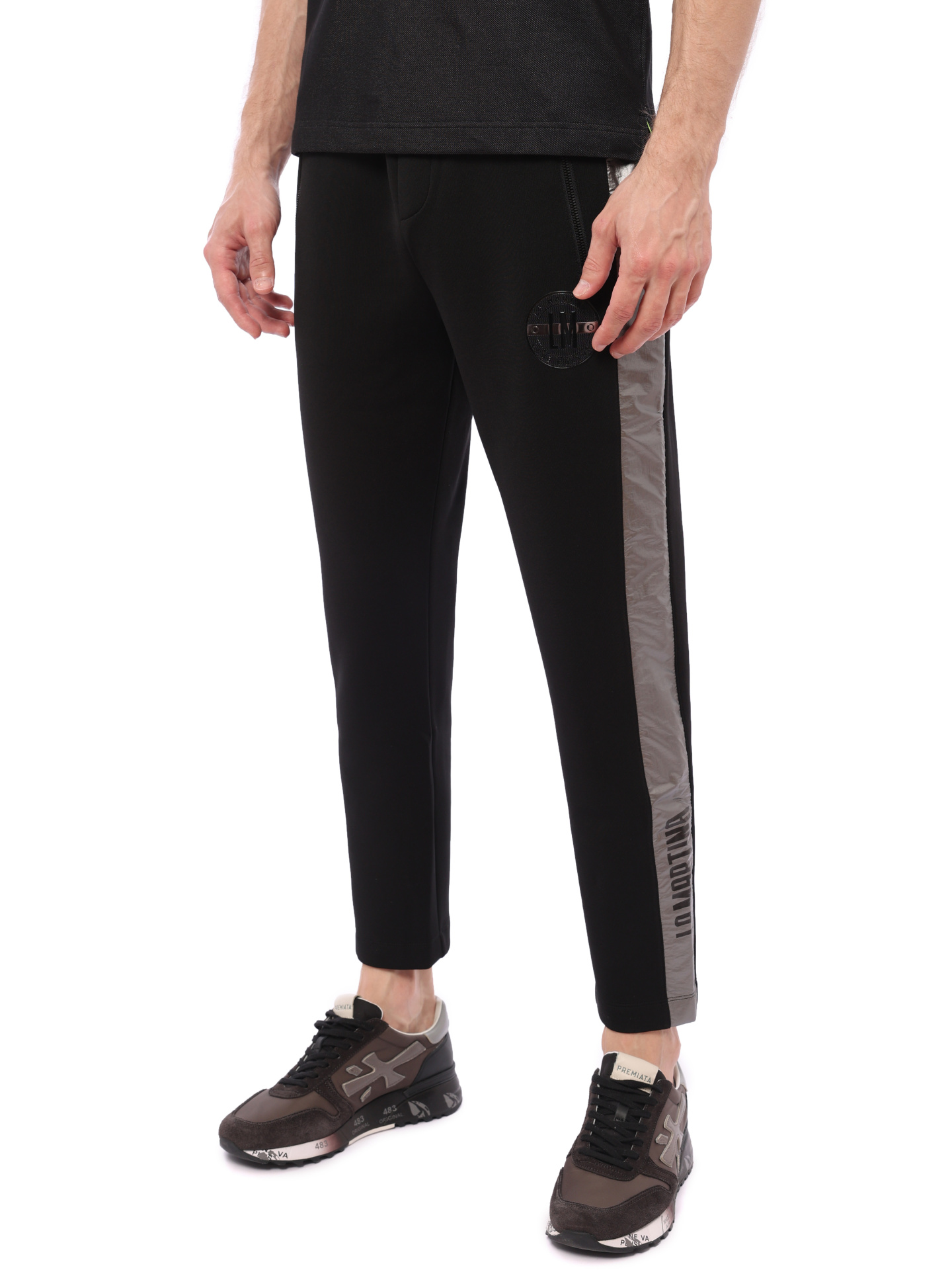 Брюки черные с серыми вставками по бокам с логотипом под карманом — купить в интернет-магазине Verdistore