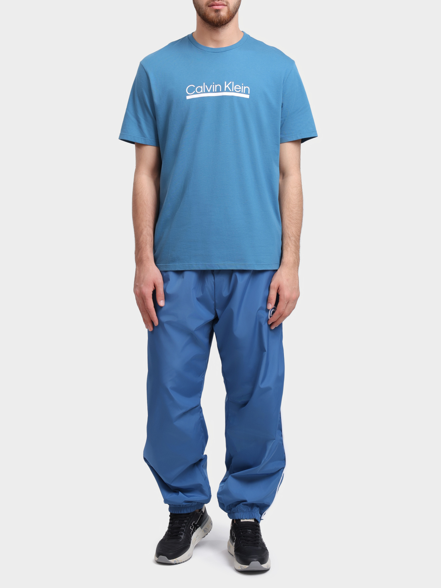 Брюки Calvin Klein Jeans LV04RC615G WRB синие мужские свободного кроя с манжетами снизу — купить в интернет-магазине Verdistore