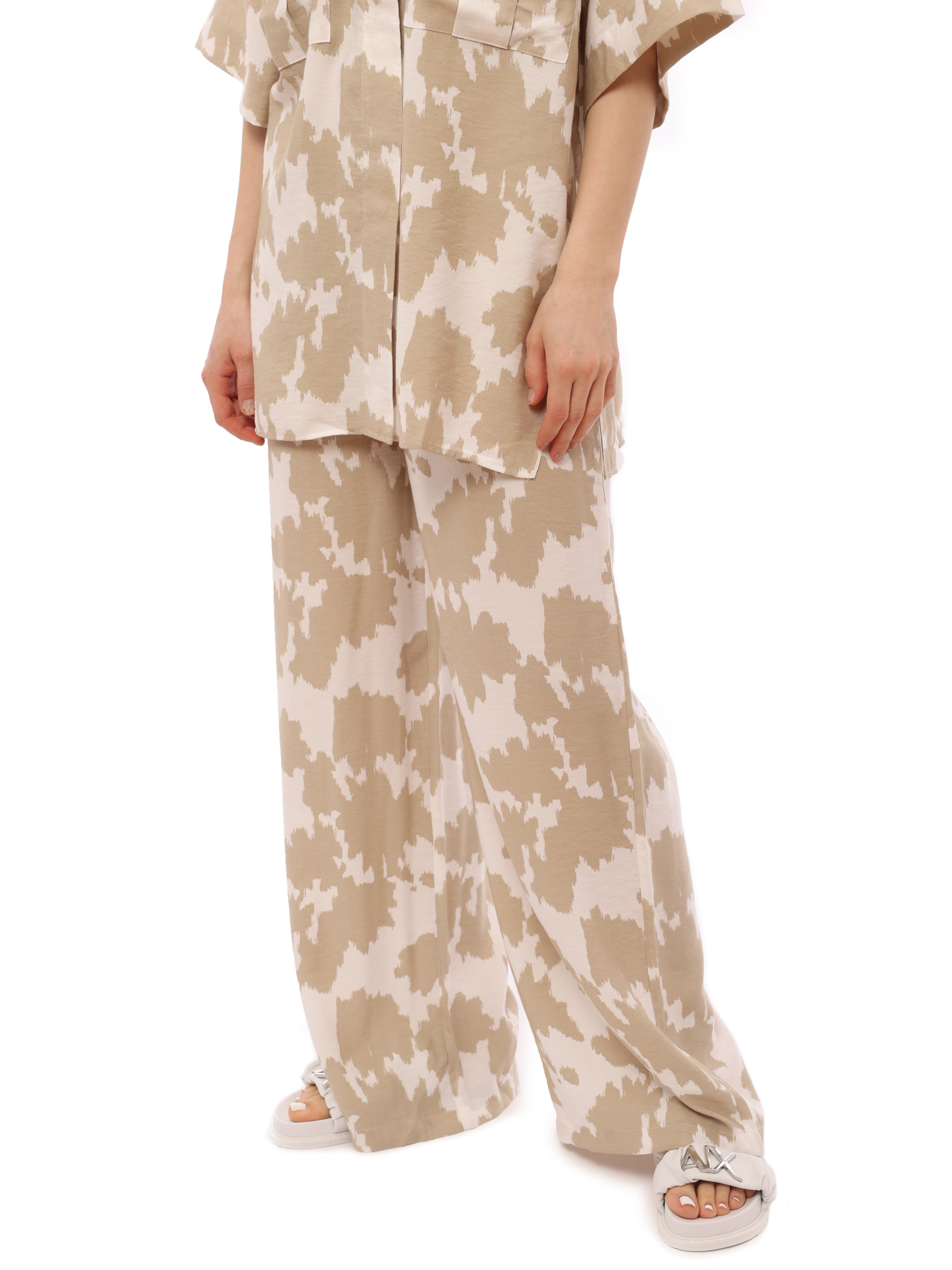 Брюки Armani Exchange 3RYP39 YN8KZ 4721 широкие женские с абстрактным принтом — купить в интернет-магазине Verdistore