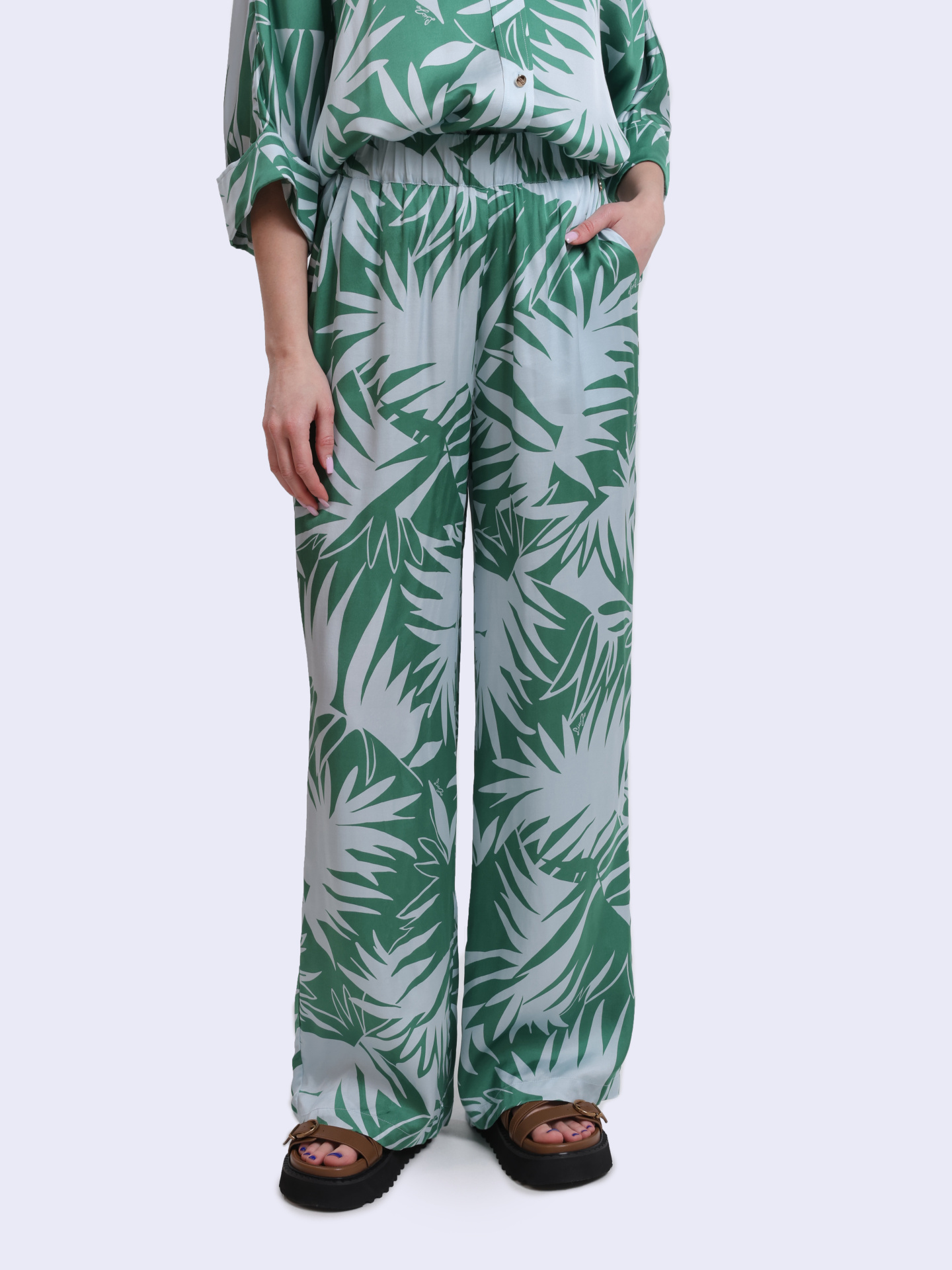 Брюки CA5396 TS074 M9258 зеленые с крупным принтом — купить в интернет-магазине Verdistore