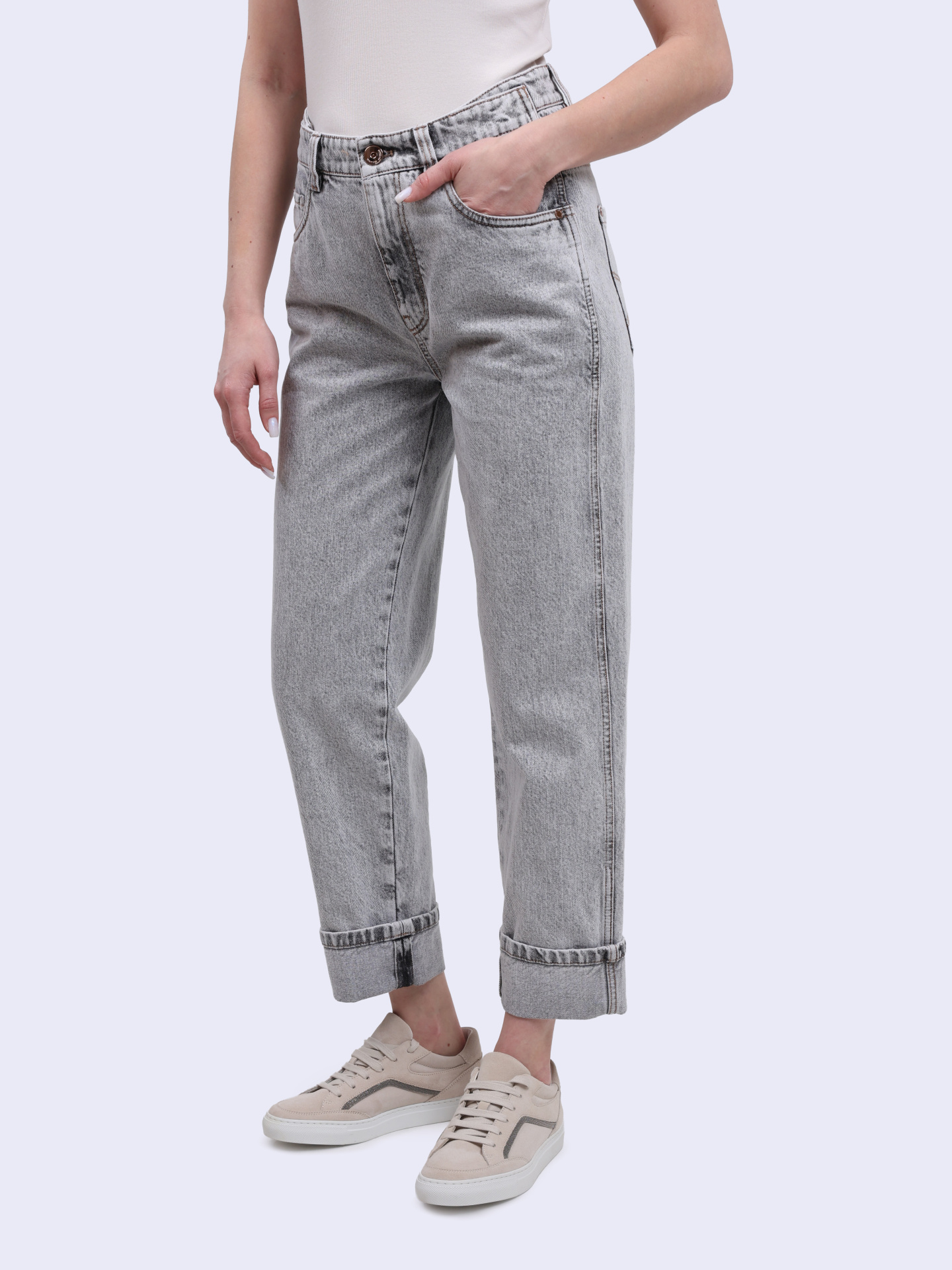 Джинсы Brunello Cucinelli MA095B1047 C7819 светло-серые женские с подворотами — купить в интернет-магазине Verdistore