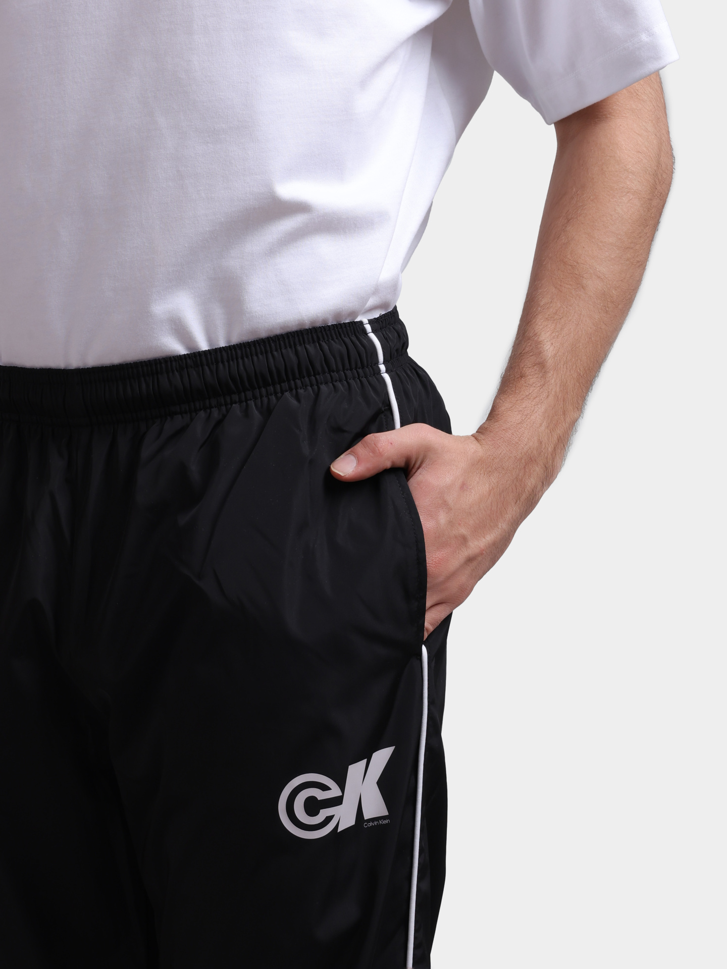 Джоггеры Calvin Klein Jeans LV04RC615G UB1 черные мужские — купить в интернет-магазине Verdistore