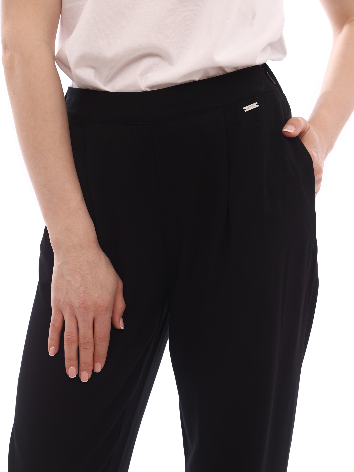 Брюки Armani Exchange 3LYP21 YNXSZ 1200 черные женские с защипами — купить в интернет-магазине Verdistore