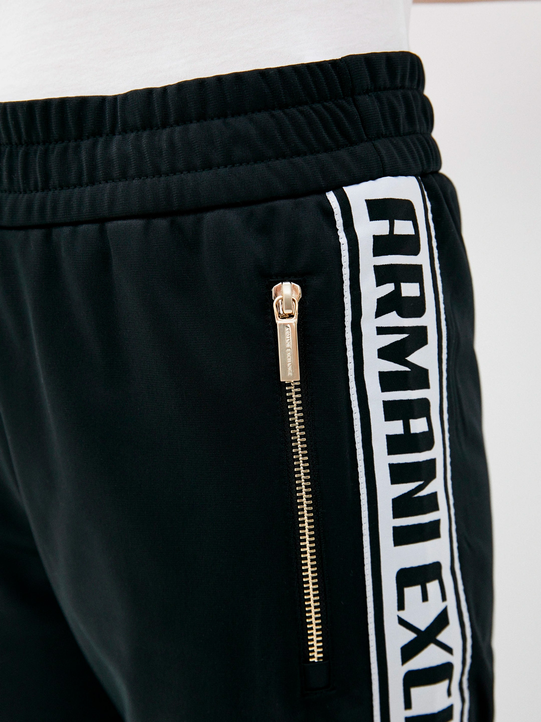 картинка Брюки спортивные Armani Exchange 3HYP84 YJ52Z 1200 черные женские с лампасами от магазина Verdistore