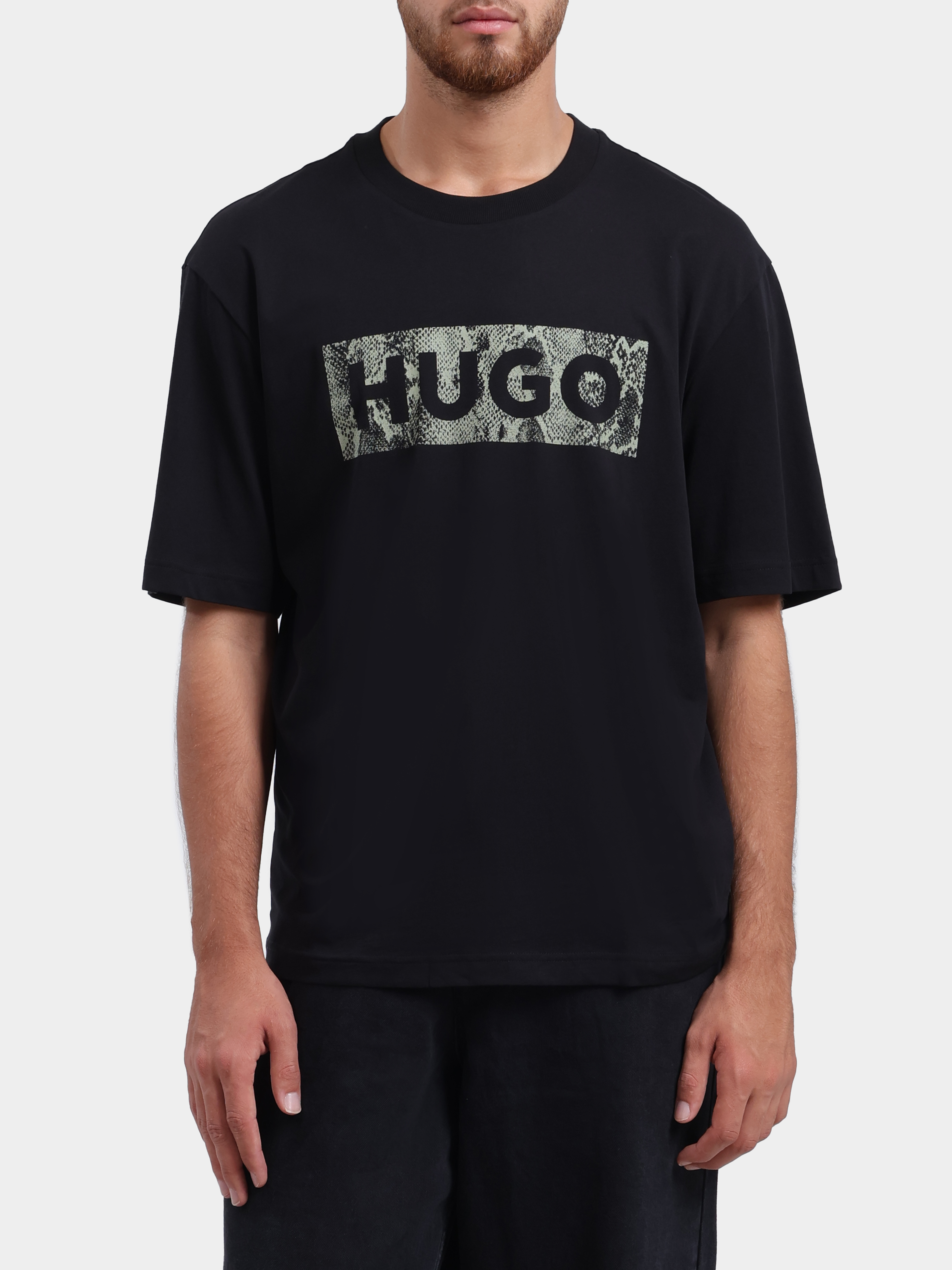 Футболки HUGO BLUE Nerpient 10258299 01 50566041 002 черная мужская с крупным логотипом — купить в интернет-магазине Verdistore