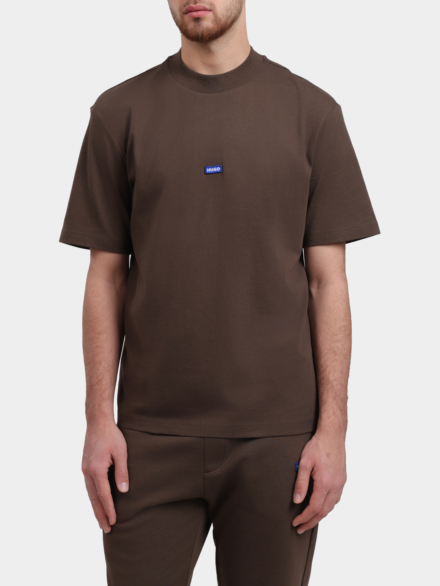 Футболка HUGO BLUE Nieros 10257318 01 50509991 208 коричневая мужская с маленьким патчем-логотипом — купить в интернет-магазине Verdistore