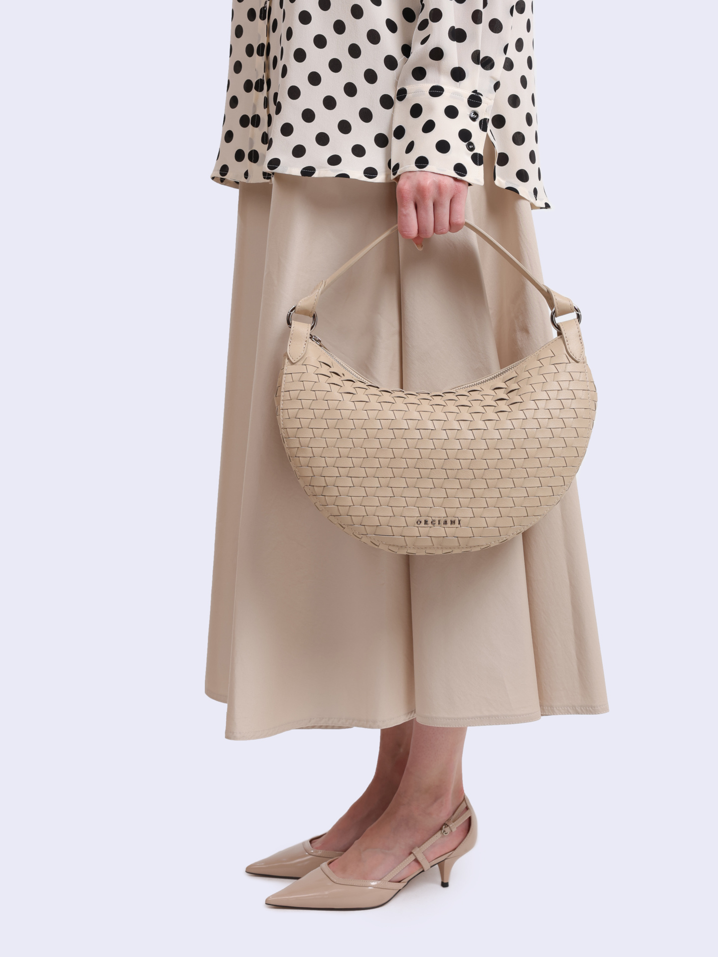 Сумка B02183 Dumpling M nappa woven avorio светло-бежевая из фактурной кожи — купить в интернет-магазине Verdistore