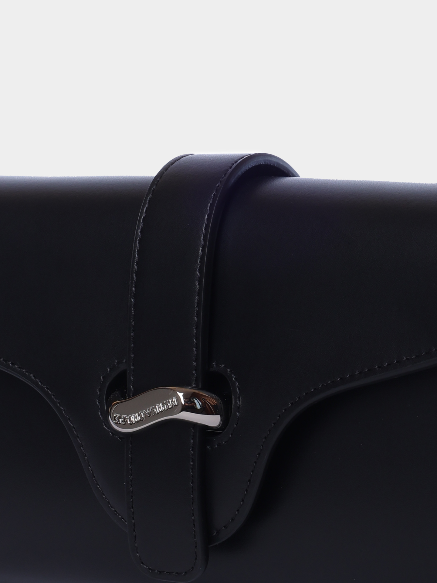 Клатч Emporio Armani EW004420 AF25356 UC001 черный женский с крупной металлической застежкой — купить в интернет-магазине Verdistore