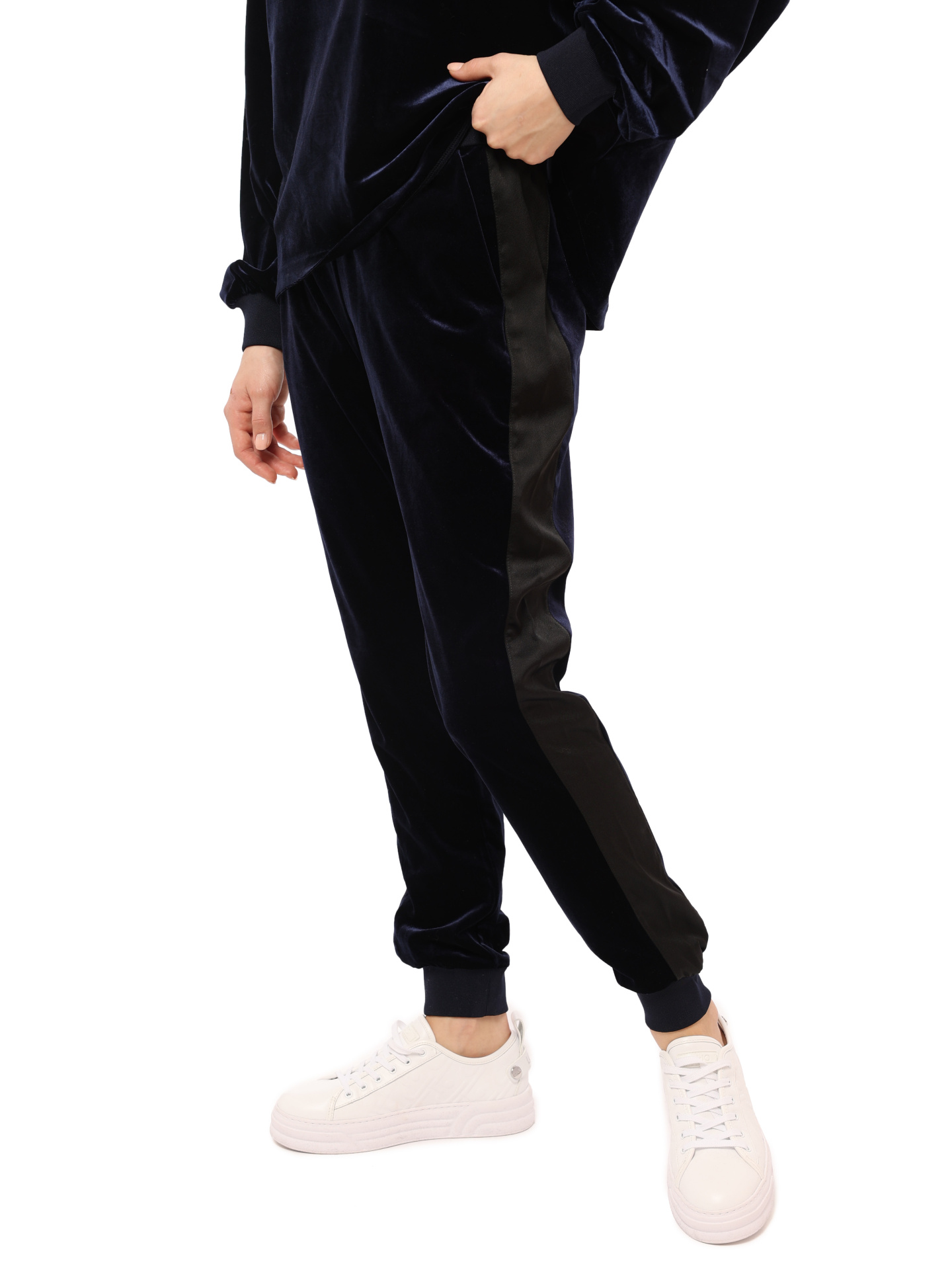 Брюки спортивные Armani Exchange 6LYP79 YJ9WZ 1593 темно-синие женские из бархата — купить в интернет-магазине Verdistore