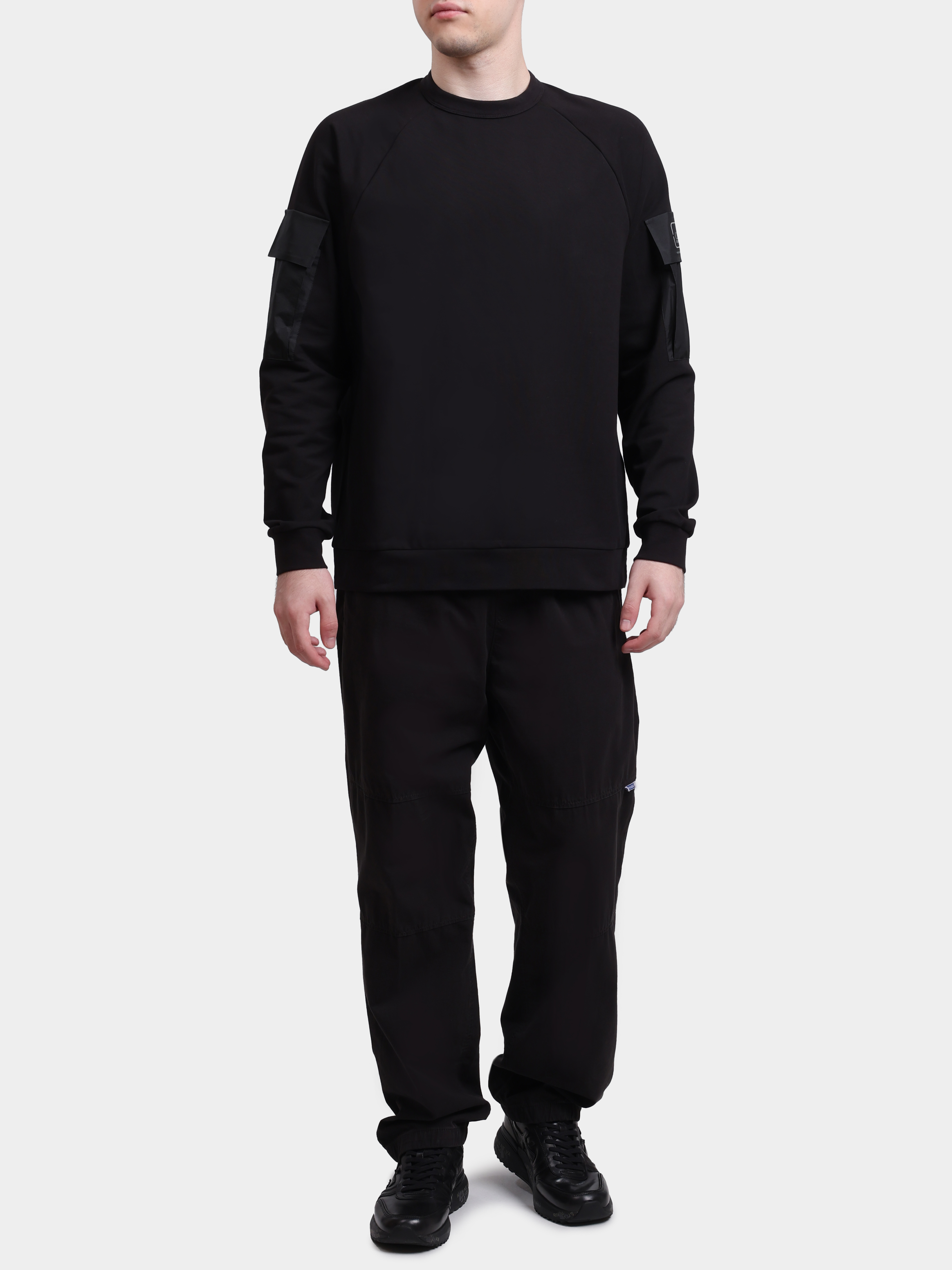 Свитшот C.P. Company 20CLSS013A 006452M 999 черный мужской с накладаным карманом — купить в интернет-магазине Verdistore