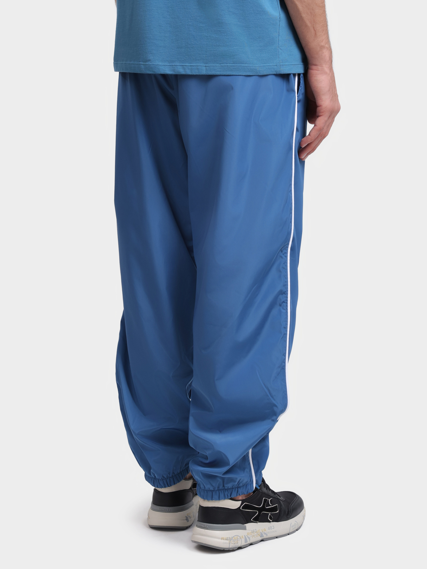 Брюки Calvin Klein Jeans LV04RC615G WRB синие мужские свободного кроя с манжетами снизу — купить в интернет-магазине Verdistore