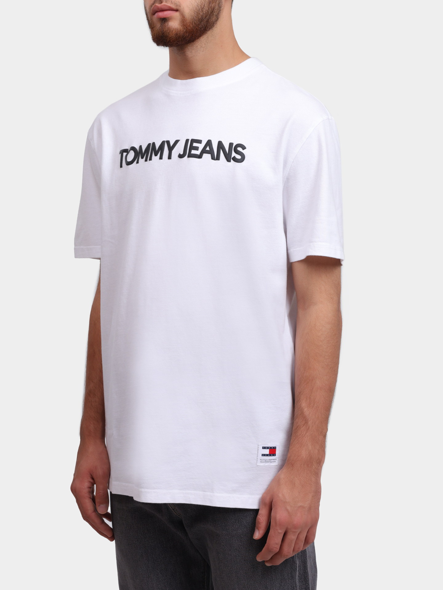 Футболка Tommy Jeans DM0DM18526 YBR белая мужская с логотипом — купить в интернет-магазине Verdistore