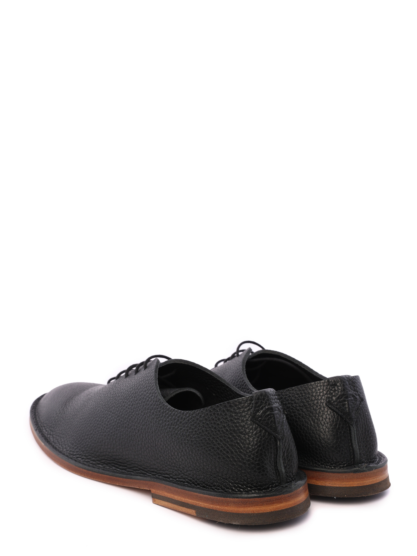 Туфли черные из мелкозернистой кожи и с коричневой подошвой — купить в интернет-магазине Verdistore
