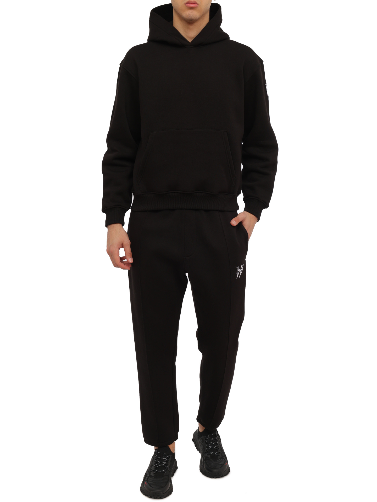 Брюки спортивные черные с нашитыми стрелками и логотипом под карманом — купить в интернет-магазине Verdistore