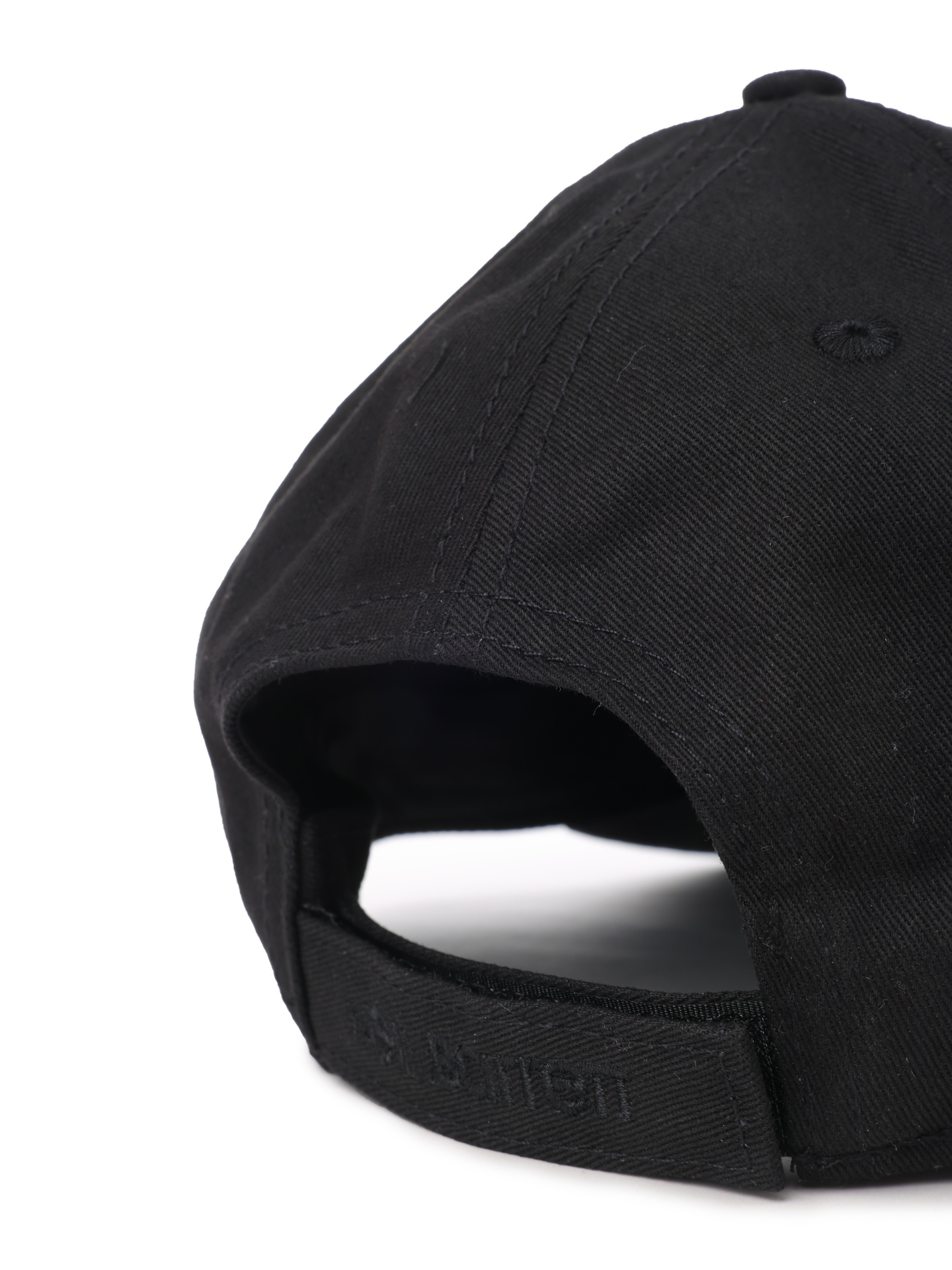 Бейсболка черная с белой нашивкой логотипом  — купить в интернет-магазине Verdistore