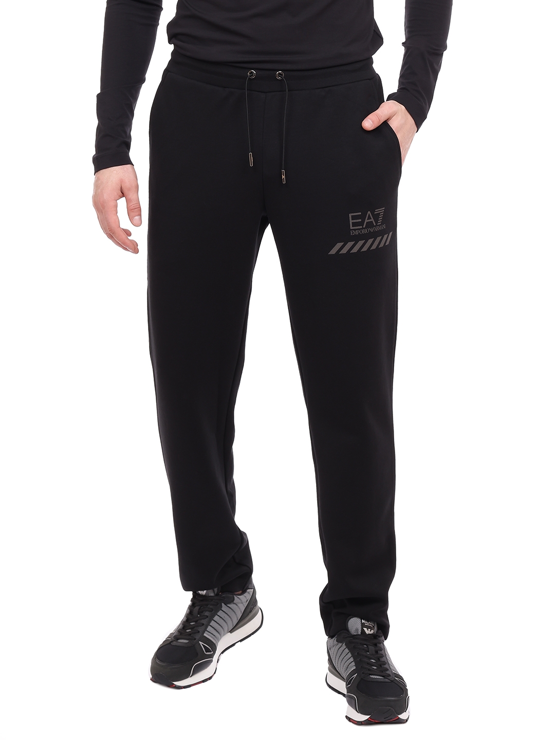 Брюки спортивные черные хлопоквые с логотипом под карманом — купить в интернет-магазине Verdistore