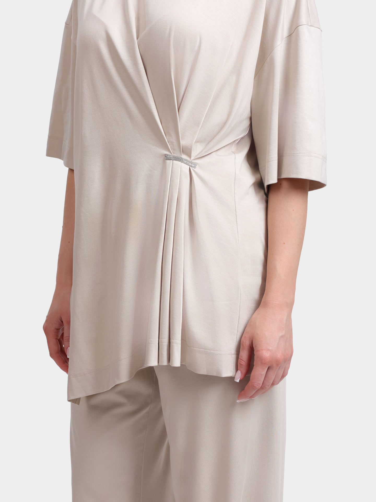 Блуза Re Vera 26-27-2432 600 бежевая женская с драпировкой — купить в интернет-магазине Verdistore