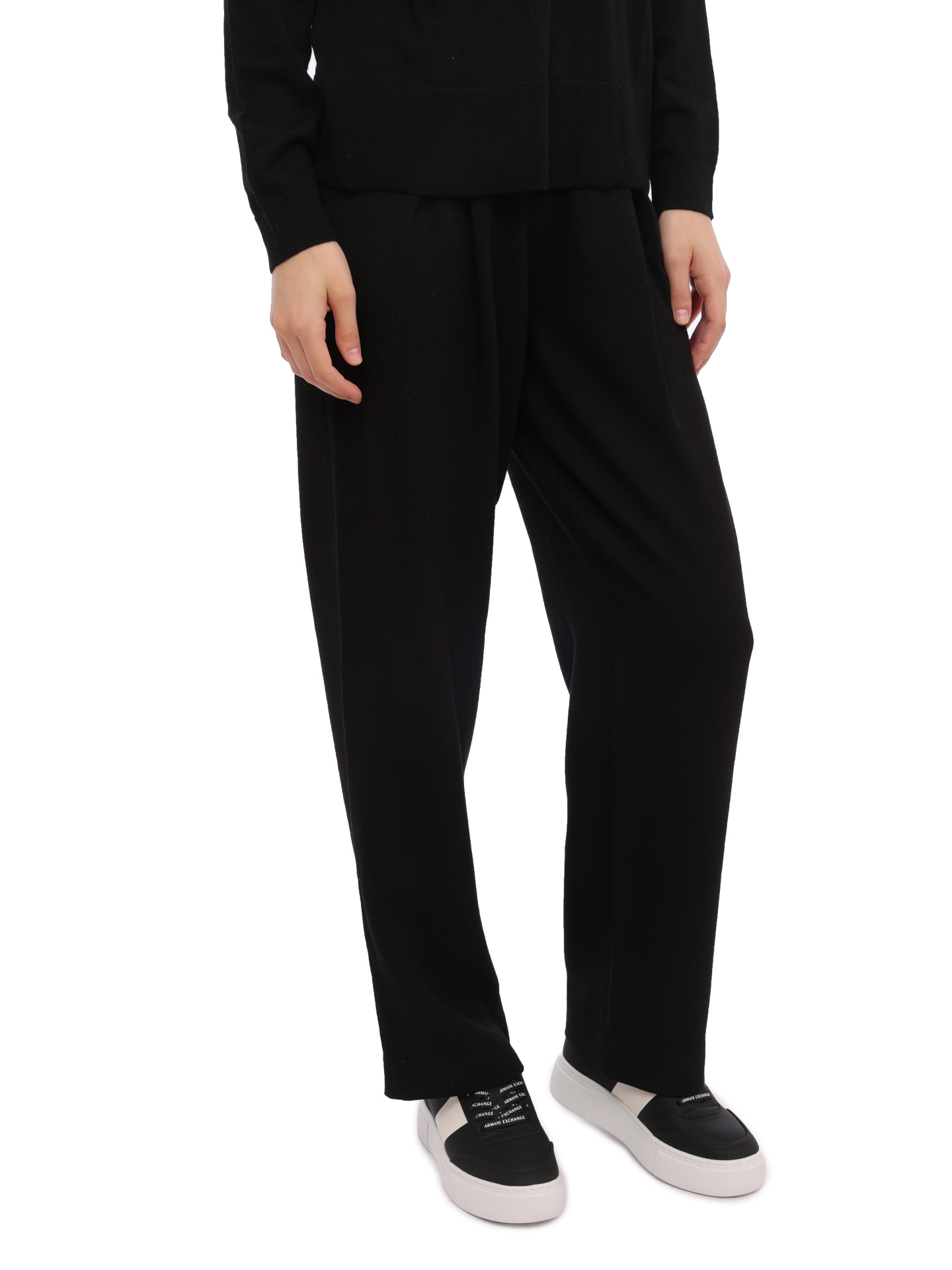 картинка Брюки Armani Exchange 6RYP14 YN6NZ 1200 черные женские с защипами от магазина Verdistore