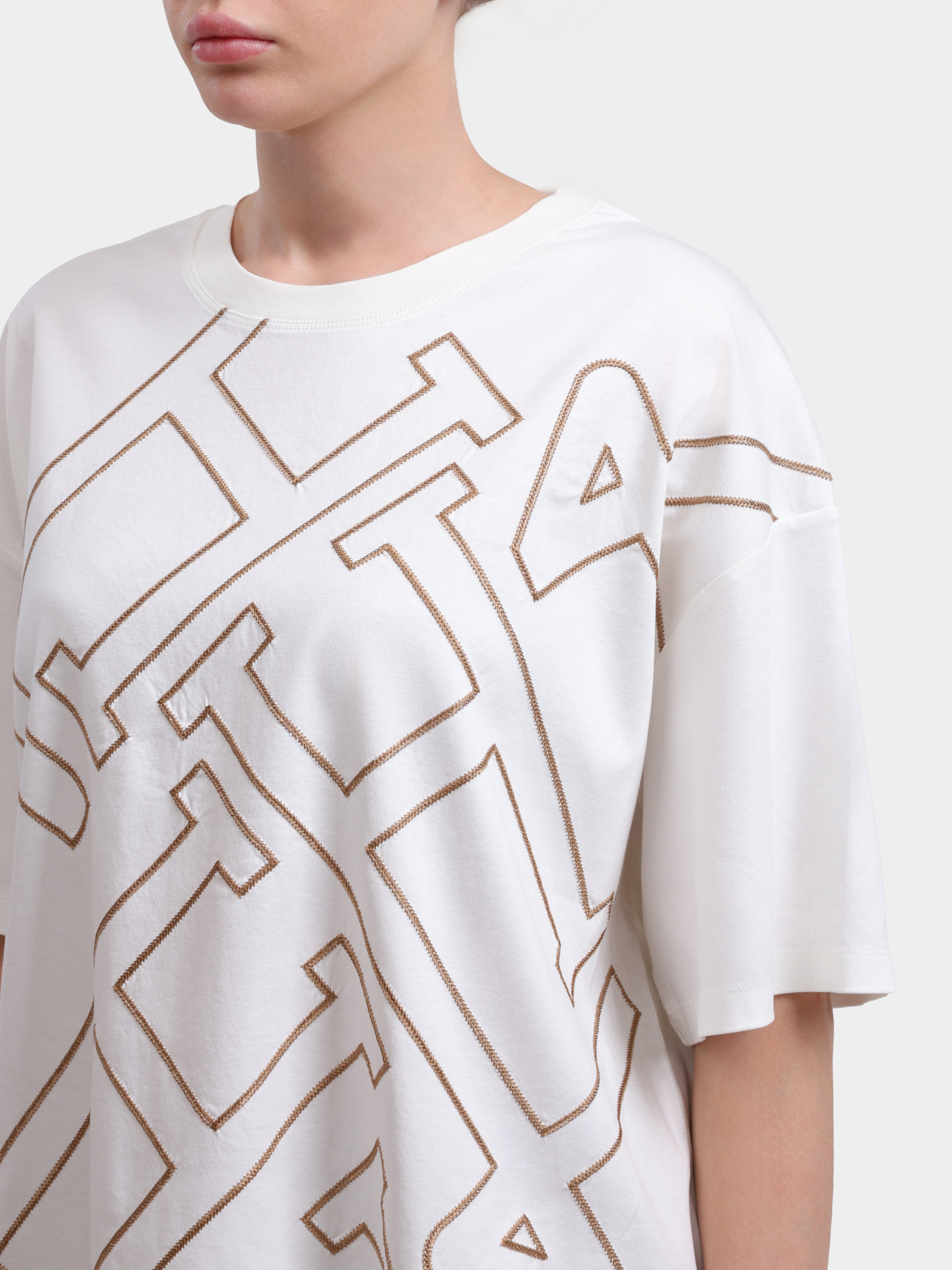 Футболка Herno JG000306D 52131 1021 белая женская с крупным логотипом-вышивкой — купить в интернет-магазине Verdistore