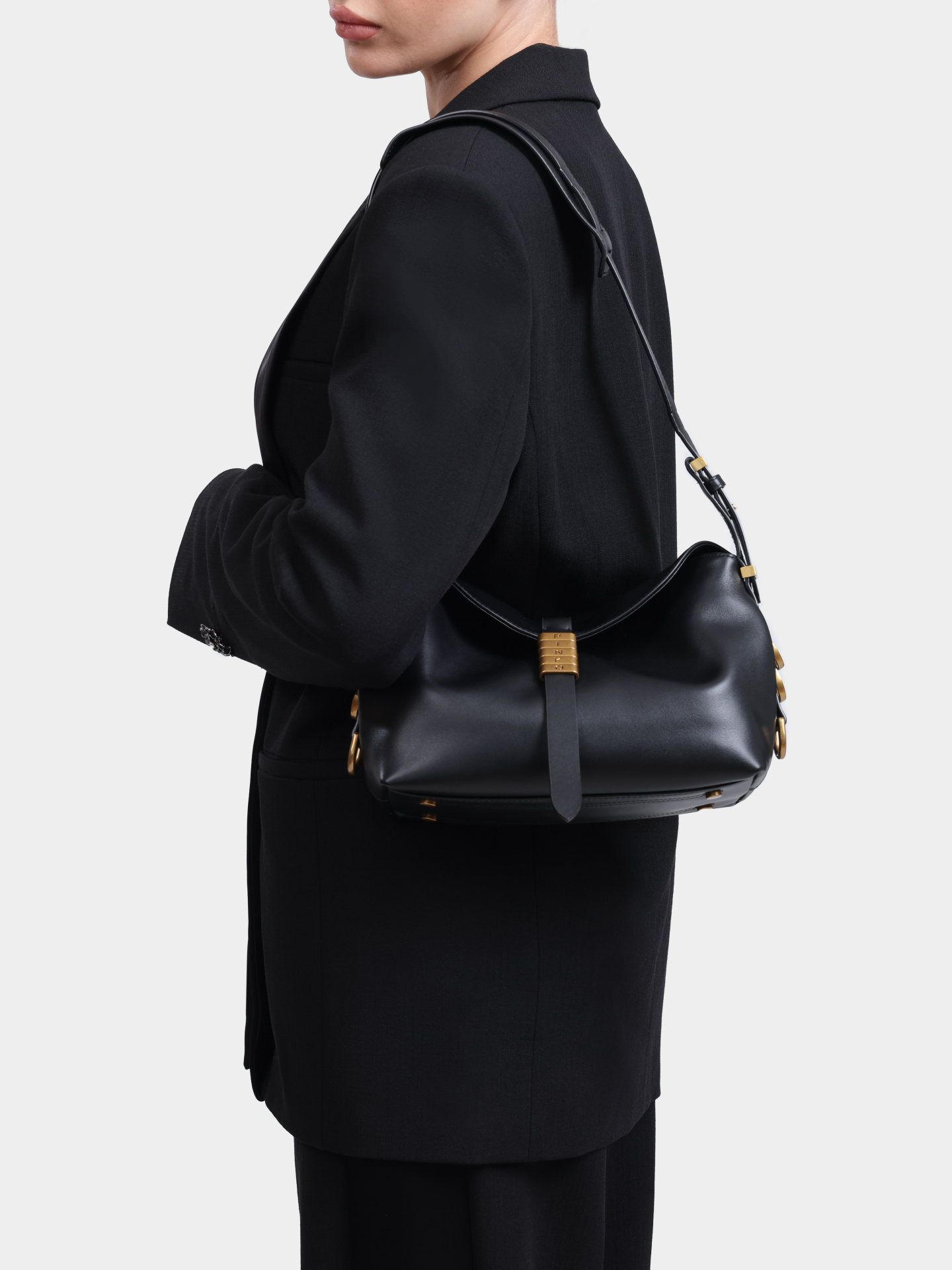 Сумка Pinko 105895 A1ZX Z99Q черная женская с логотипом на крупной застежке — купить в интернет-магазине Verdistore