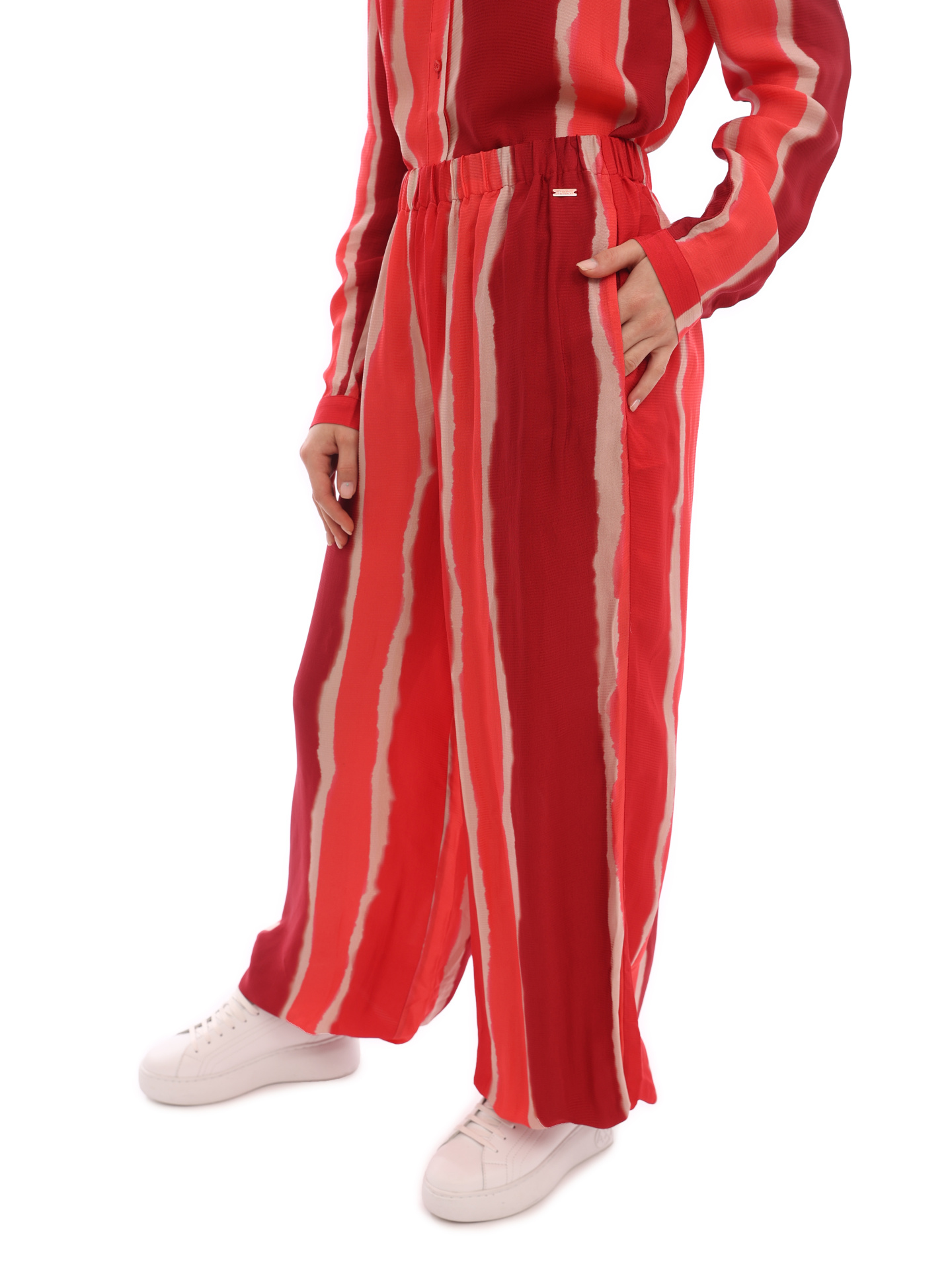 Брюки Armani Exchange 3LYP44 YNQWZ 7410 красные женские с полосками — купить в интернет-магазине Verdistore