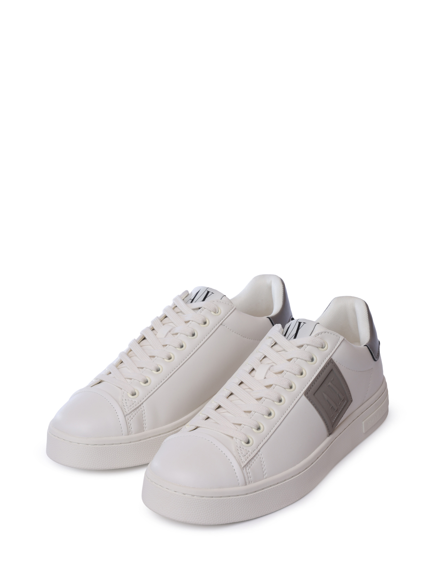 Кроссовки Armani Exchange XUX252 XV805 U643 белые мужские с контрастным логотипом — купить в интернет-магазине Verdistore
