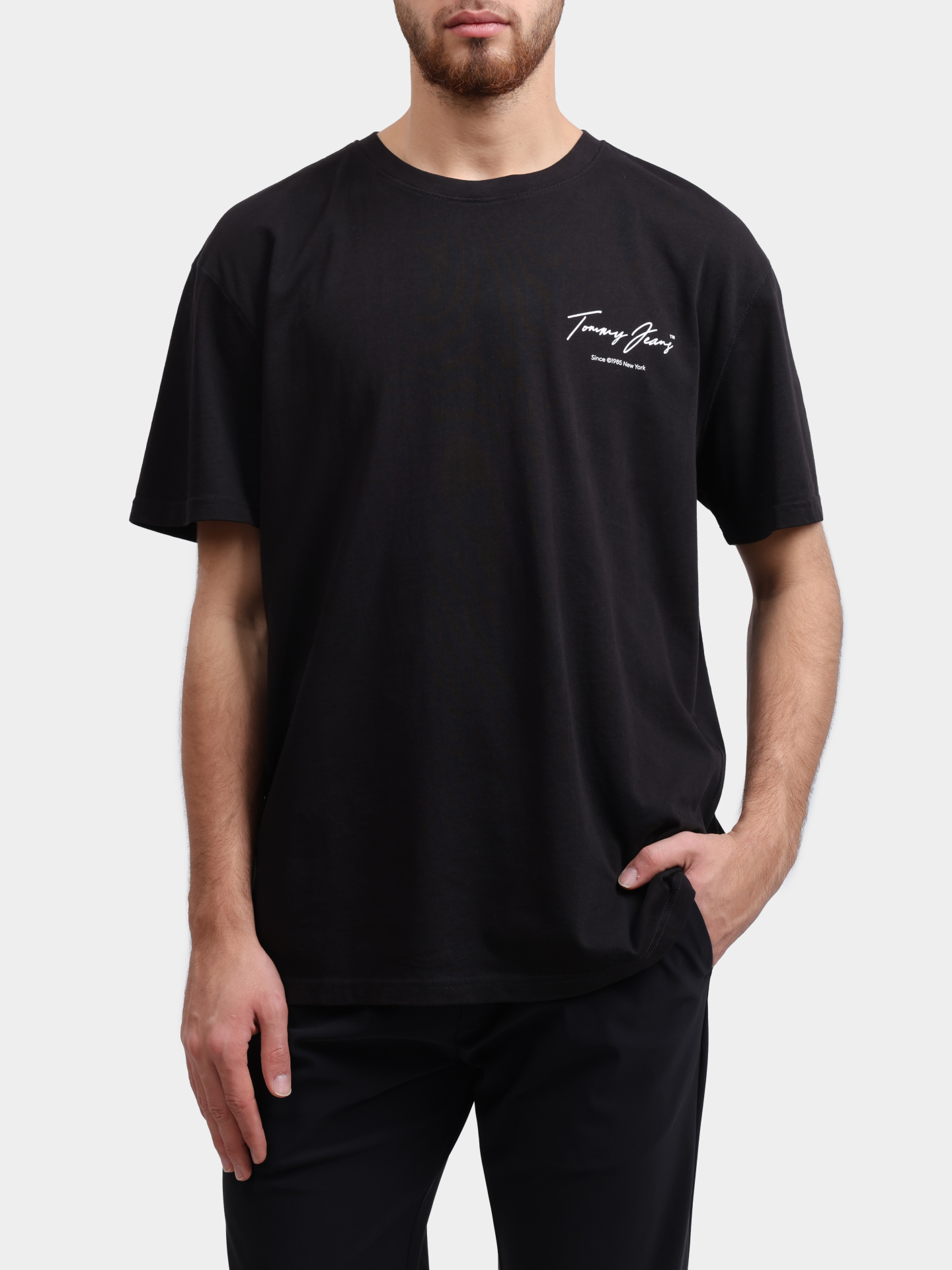 Футболка Tommy Jeans DM0DM18518 BDS черная мужской с крпным принтом  — купить в интернет-магазине Verdistore
