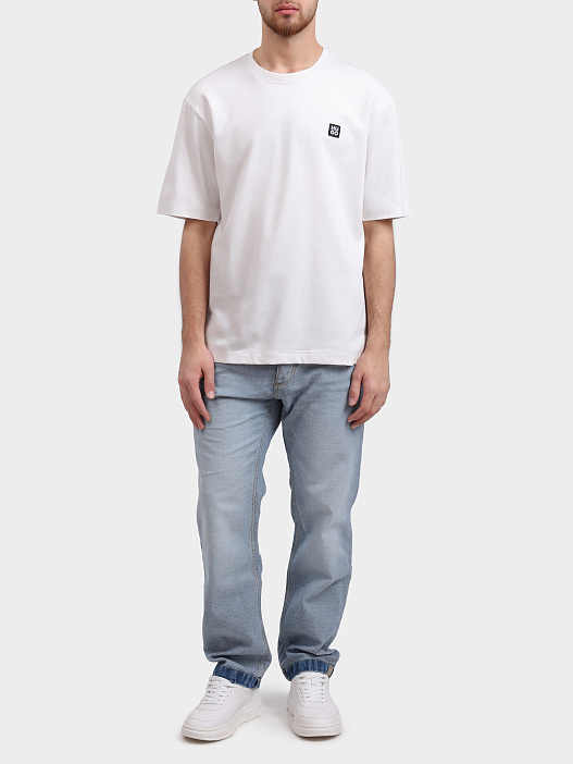 Футболка HUGO RED DAZZY_T-SHIRT 10270756 01 50539052 102 белая мужская с патчем-логотипом — купить в интернет-магазине Verdistore