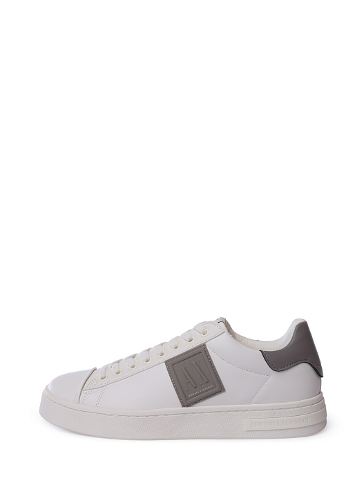 картинка Кроссовки Armani Exchange XUX252 XV805 U643 белые мужские с контрастным логотипом магазин Verdistore являющийся официальным дистрибьютором в России 